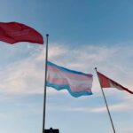 20220331 - Neubrandenburg - Trans Flagge am Bahnhof