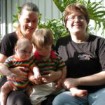 Zwei lesbische Frauen mit ihren beiden Kindern