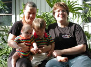 Zwei lesbische Frauen mit ihren beiden Kindern