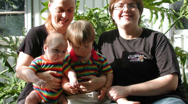 Zwei lesbische Frauen mit ihren beiden Kindern