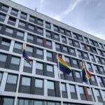 Vor dem Neubrandenburger Rathaus wehen drei Regenbogenflaggen.