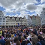 Während des politischen Auftakts des CSD Rostock war der Neue Markt voller Menschen.
