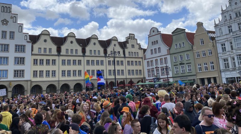 Während des politischen Auftakts des CSD Rostock war der Neue Markt voller Menschen.