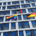 Vor dem Neubrandenburger Rathaus hängt neben der EU- und der Deutschlandflagge eine Regenbogenflagge.