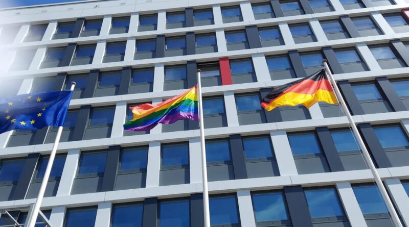 Vor dem Neubrandenburger Rathaus hängt neben der EU- und der Deutschlandflagge eine Regenbogenflagge.