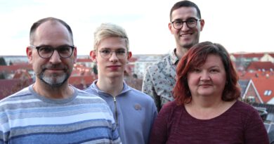 Gruppenfoto des queerNB Vorstands: Conni, Nils, Marcel und Bianca (v. l. n. r.)