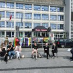 Tanja Trash und Marcel Spittel (v. l.) nehmen an einer Podiumsdiskussion zur Lebenssituation von LSBTIQ* in Neubrandenburg, Szczecin und Koszalin teil.