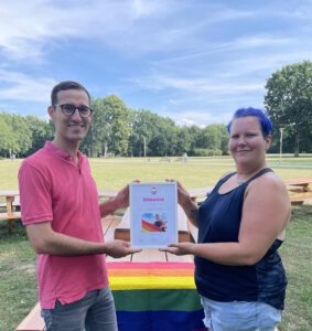 Marcel übergibt eine Urkunde an Sam.