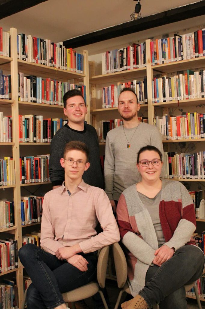 Nils Berghof (vorne links), Manuel Schochow (hinten rechts), Nine Kramer (vorne rechts) und Chris Dömlang (hinten rechts).